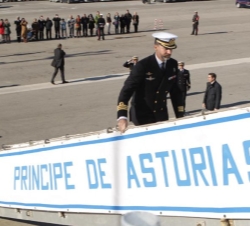 Don Felipe embarca en el portaaviones "Príncipe de Asturias"